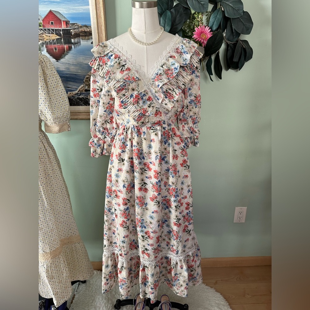 Victorian Dress - Picture 5 of 6